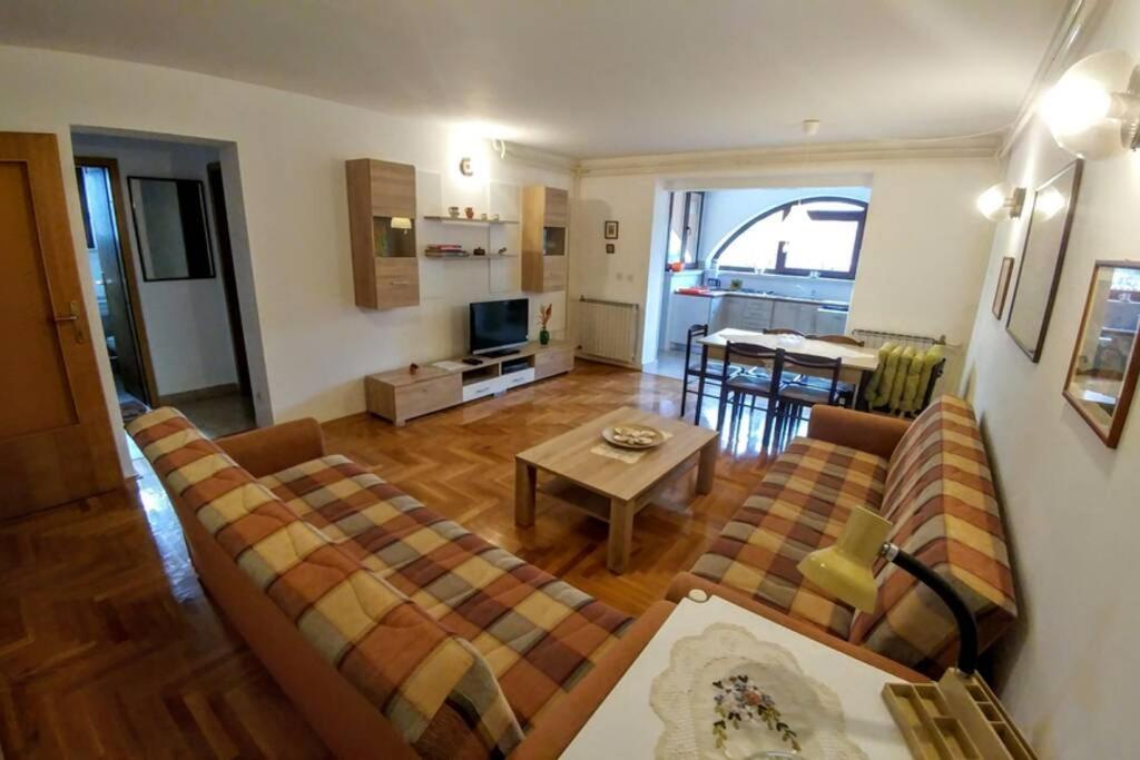 Apartman 100M2, Full Opremljen, Privatni Parking. PUY 외부 사진